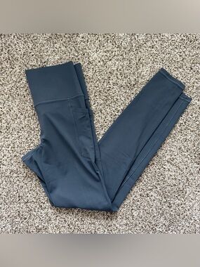 EUC Salutation Stash Tight Legging Athleta Small Tall ST Granite Blue Grey